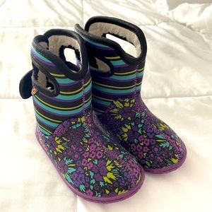 Toddler girl size 9 Bogs snow boots